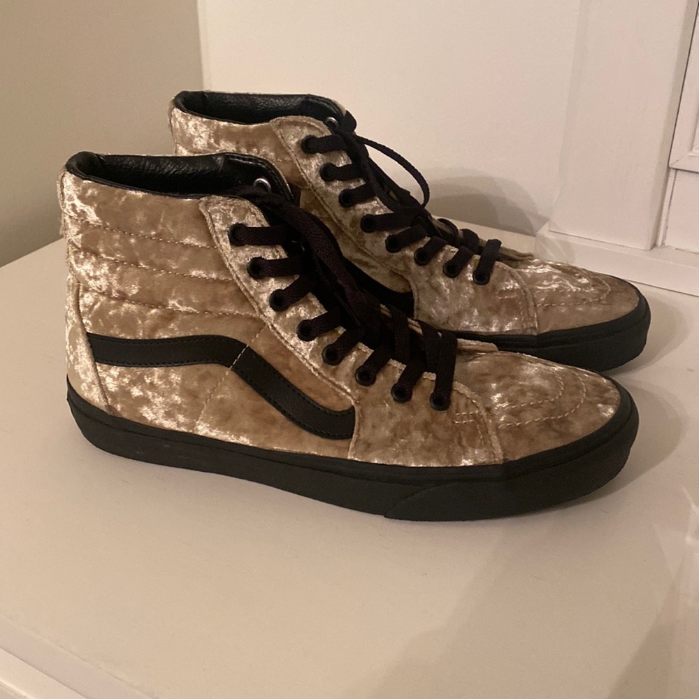 SK8-Hi ( Velvet) T high top vans! Unique :)
